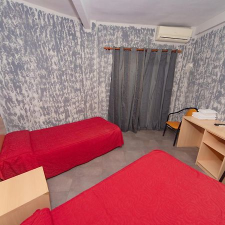 Hostal Virginia Фаварета Экстерьер фото
